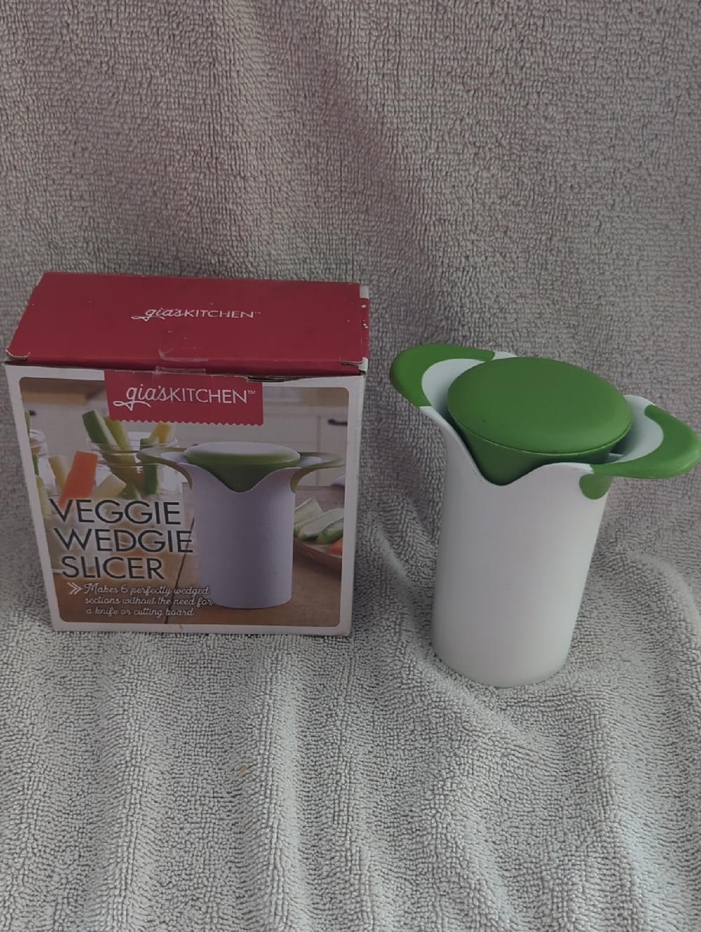 Gia's KITCHEN Veggie Wedgie Slicer - White with Green Lid